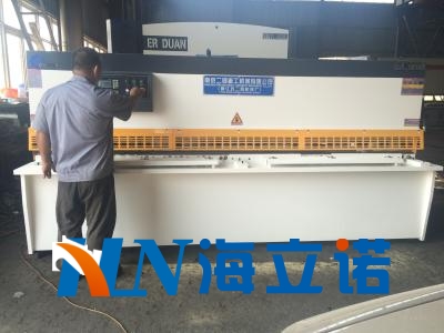 數(shù)控剪板機(jī)